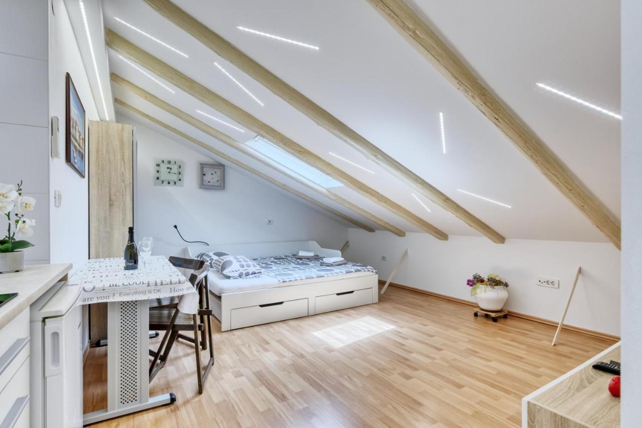 Apartment Light In Pula Exterior photo