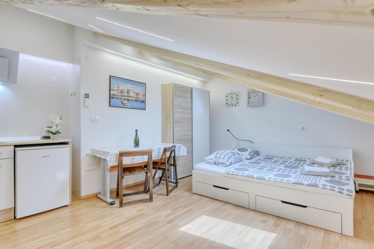 Apartment Light In Pula Exterior photo