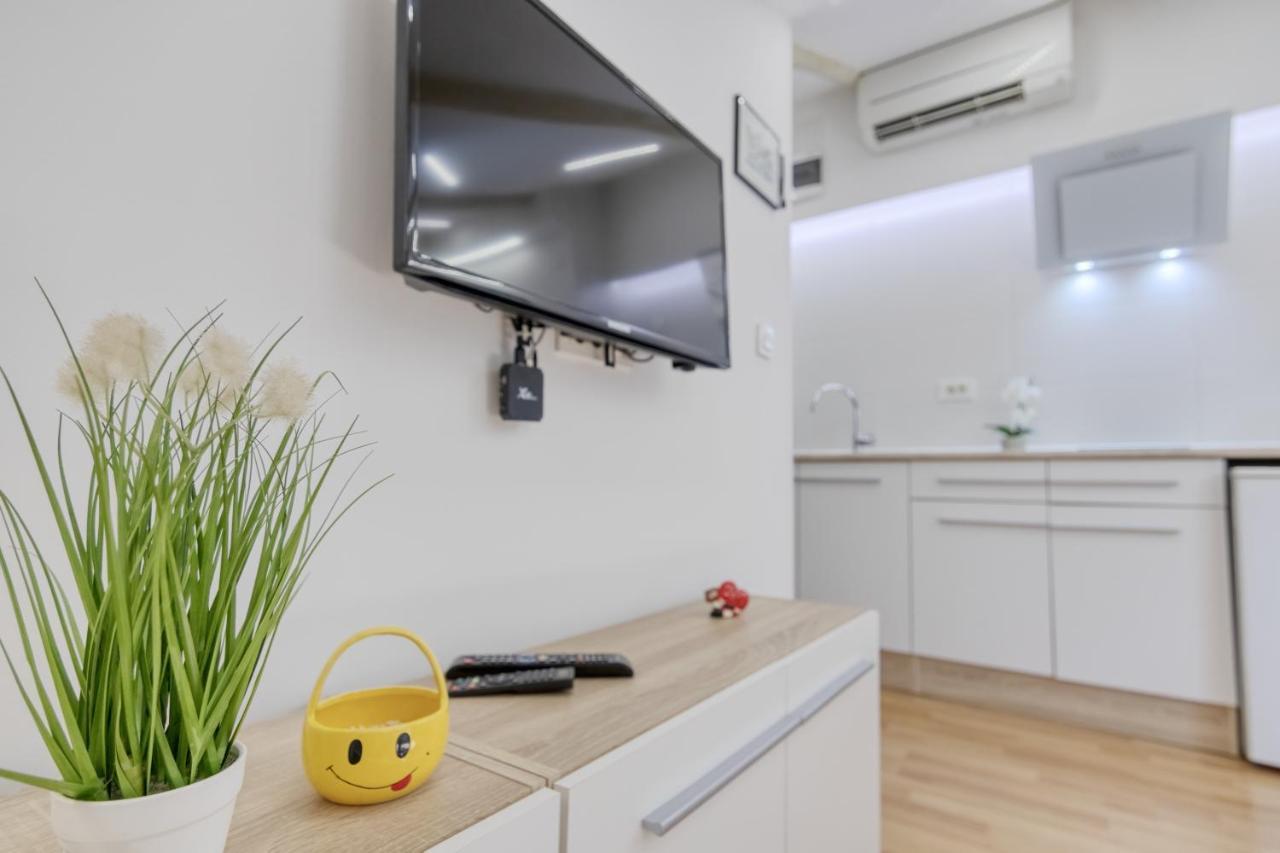 Apartment Light In Pula Exterior photo