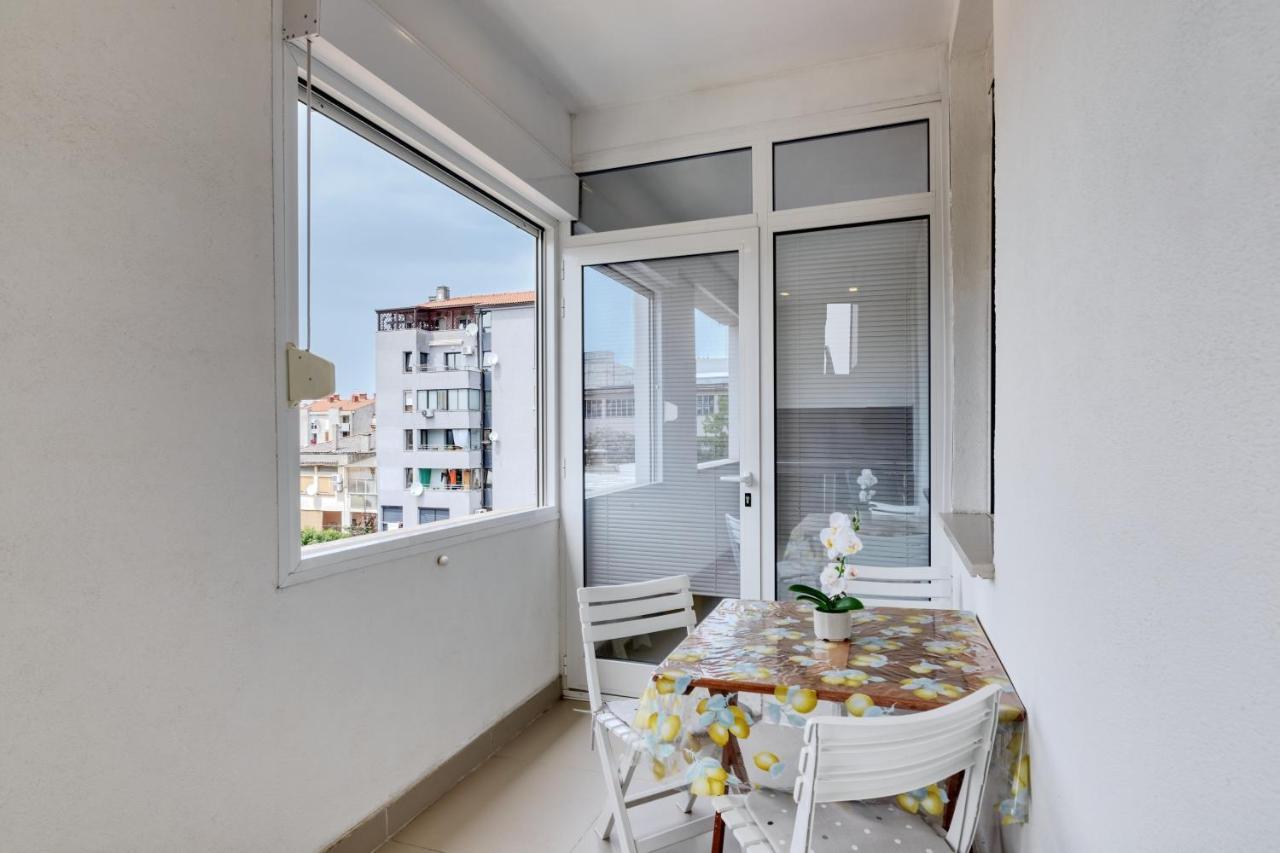 Apartment Light In Pula Exterior photo